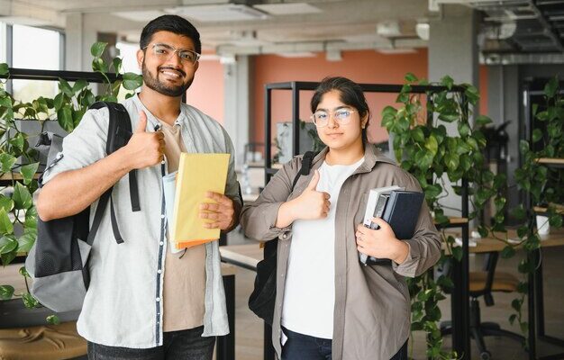 estudiantes-indios-asiaticos-colegios-o-universidades_255667-77808